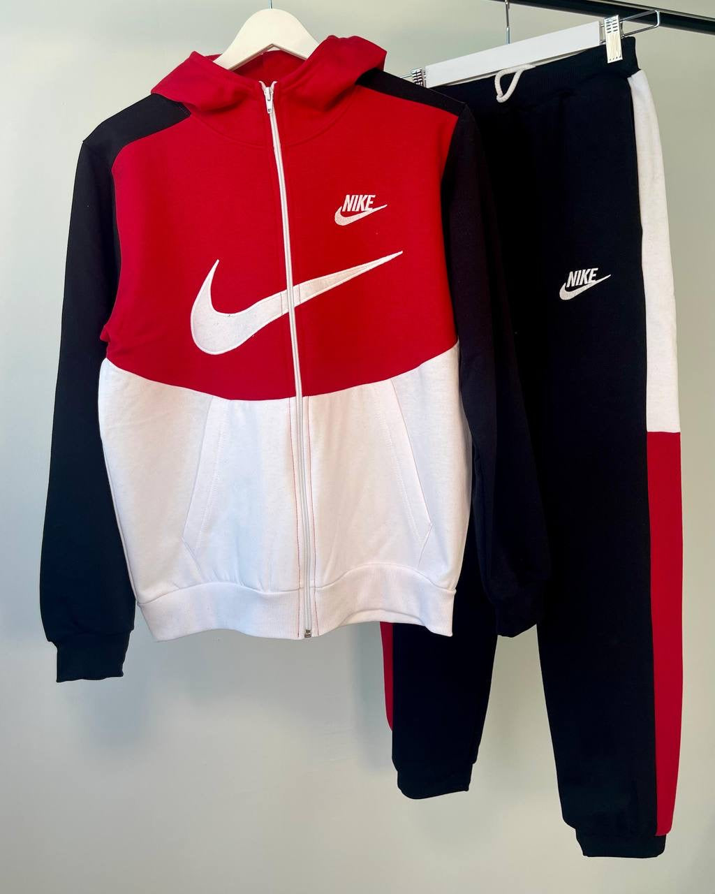 CONJUNTO NIKE ∙ ROJO/NEGRO