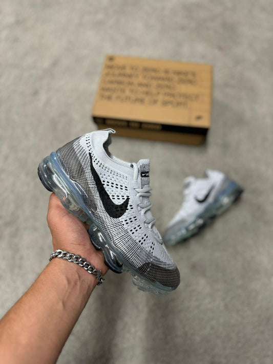 Zapatillas vapormax Gris logo negro
