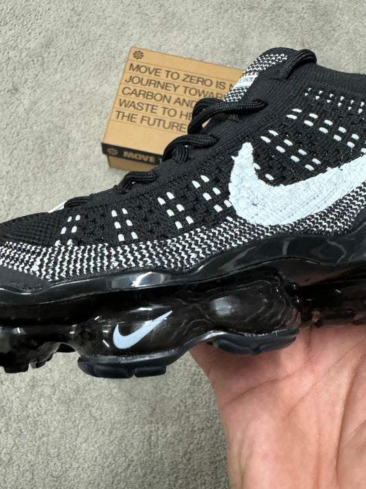 Zapatillas vapormax negra logo blanco