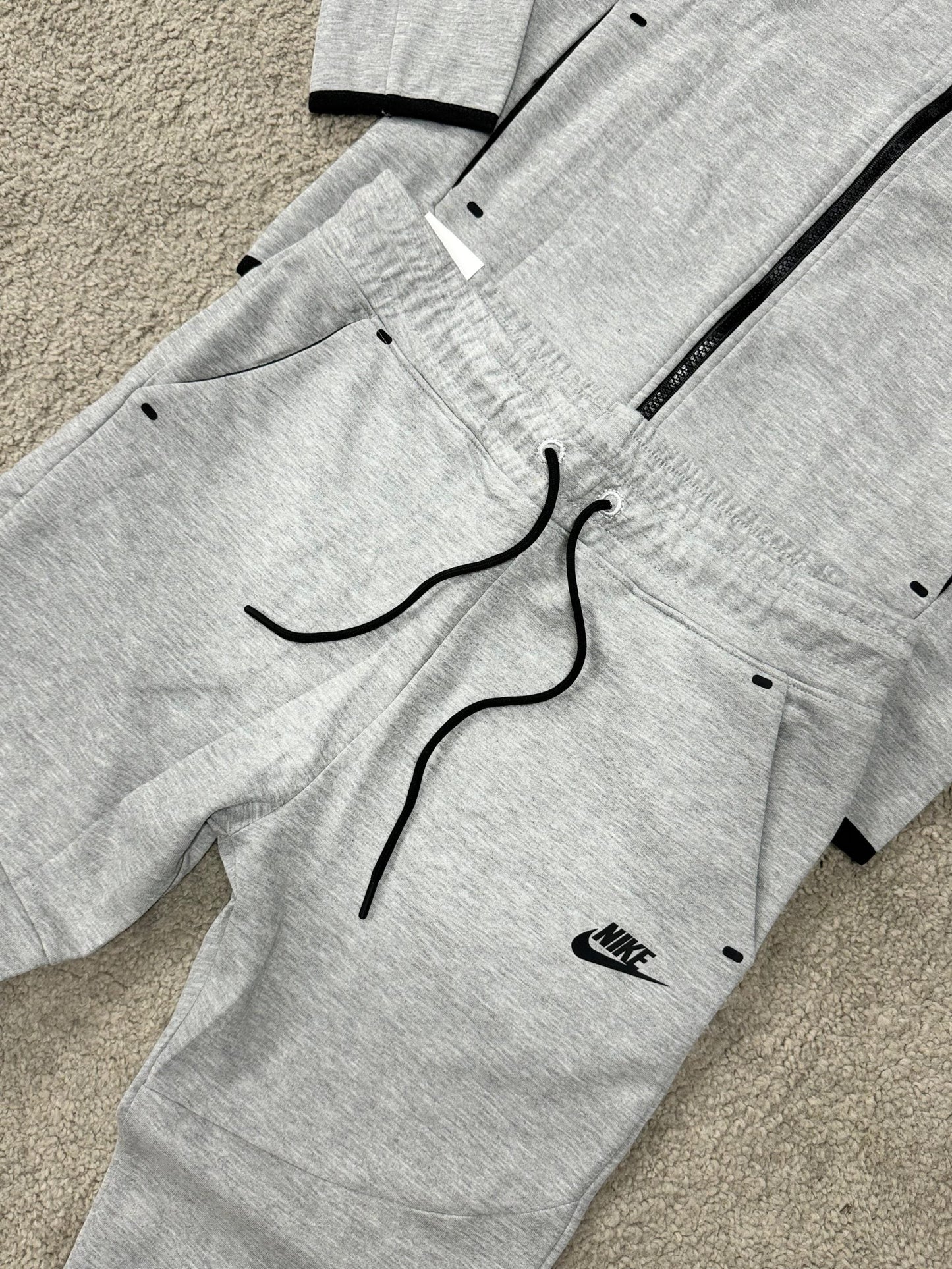 NIKE TECH FLEECE ∙ GRIS
