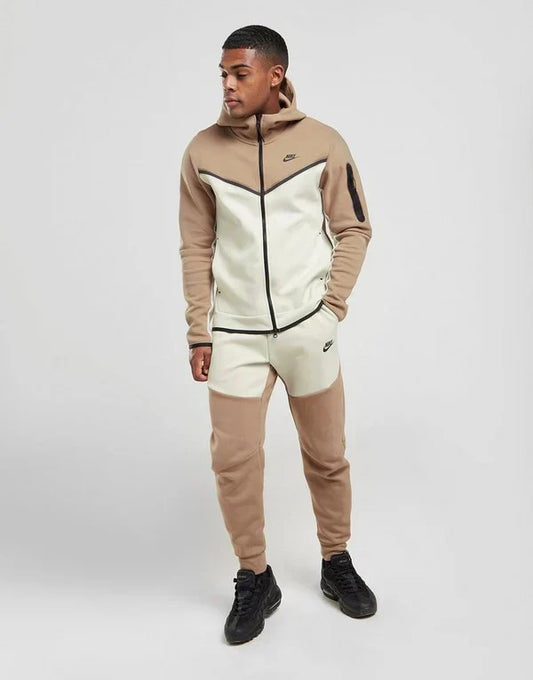 NIKE TECH FLEECE ∙ CREMA