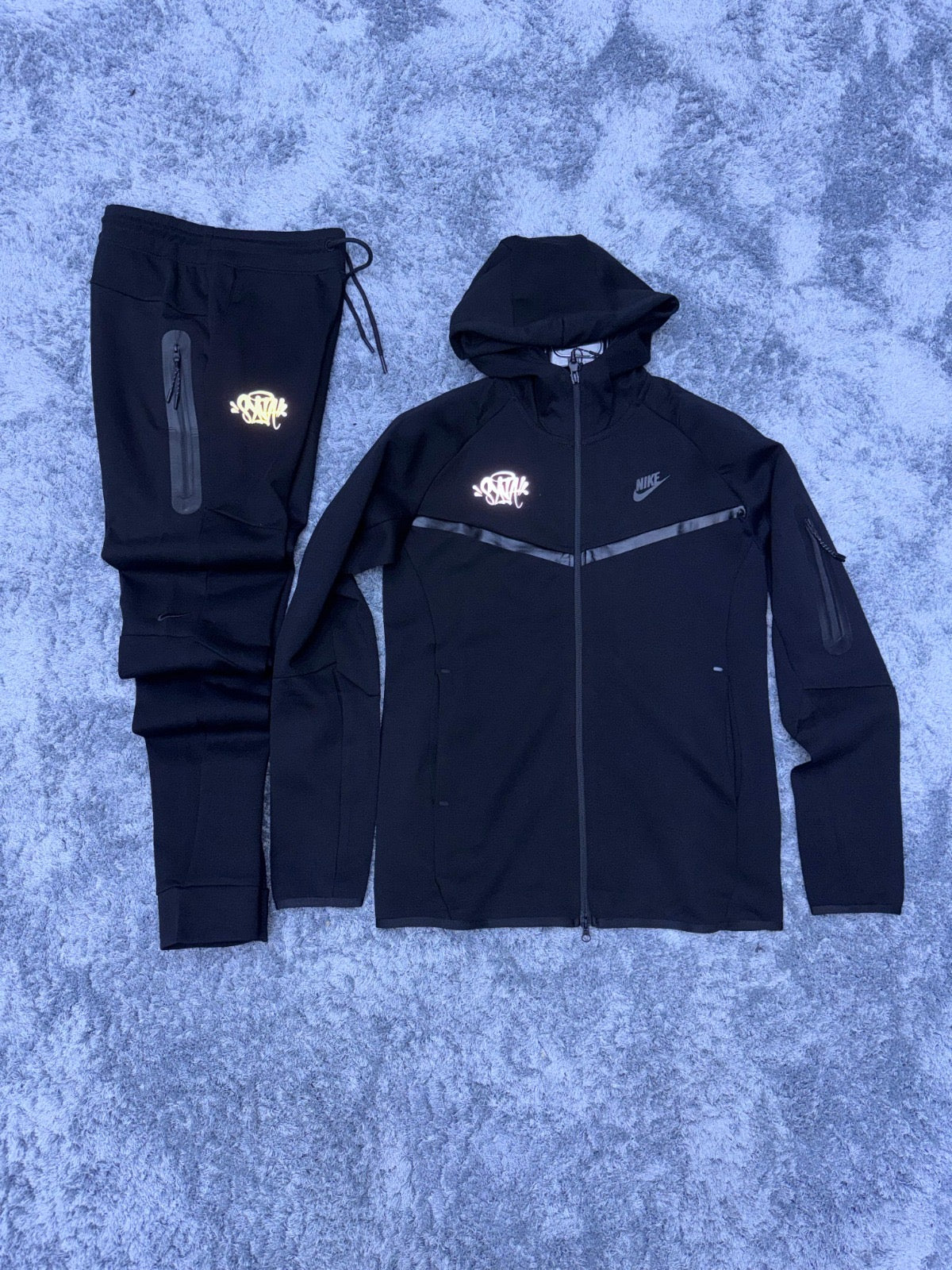NIKE TECH BLACK x SYNAWORLD • Edición Limitada