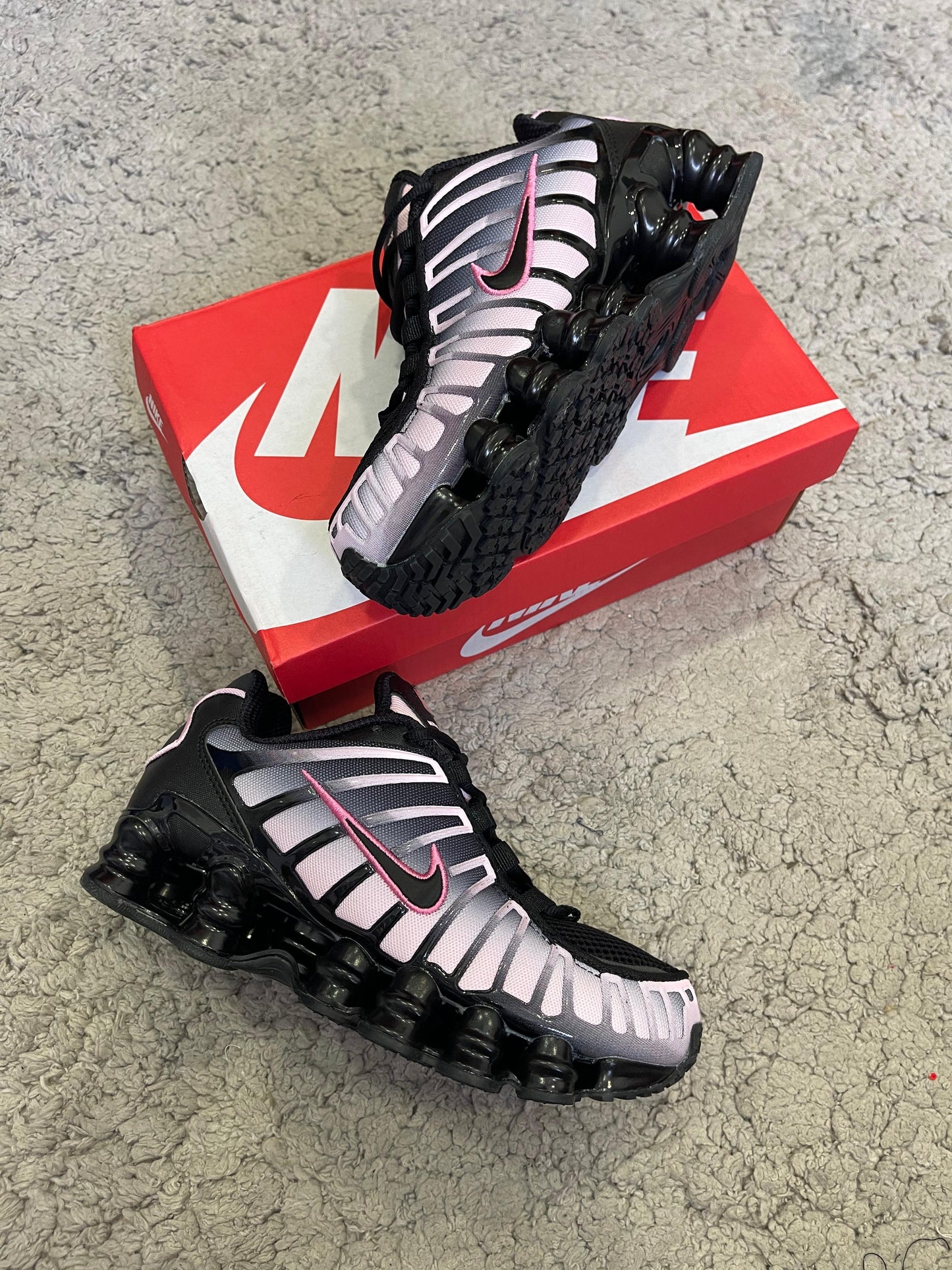 NIKE SHOX • NEGRO/ROSA