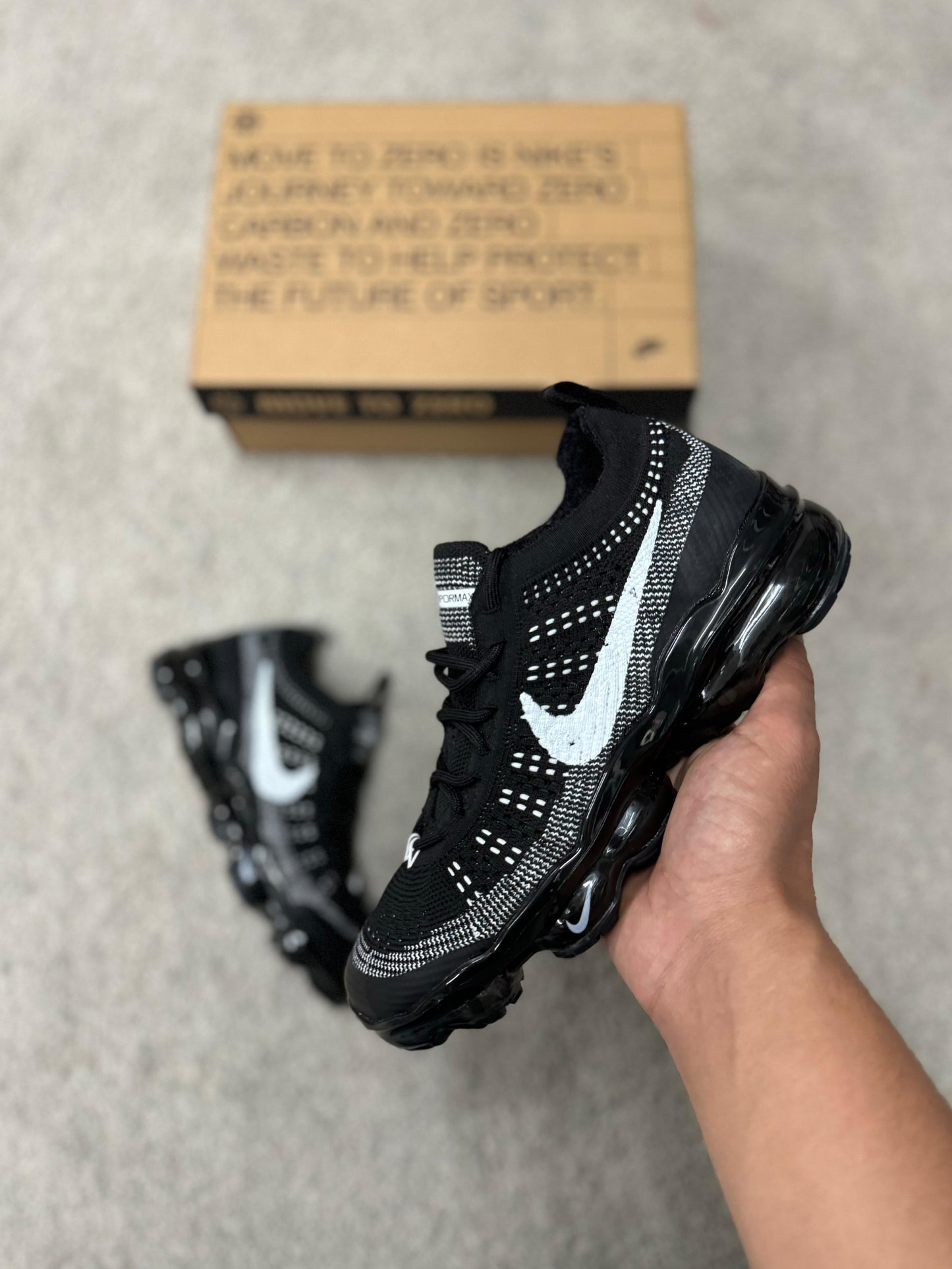 Zapatillas vapormax negra logo blanco