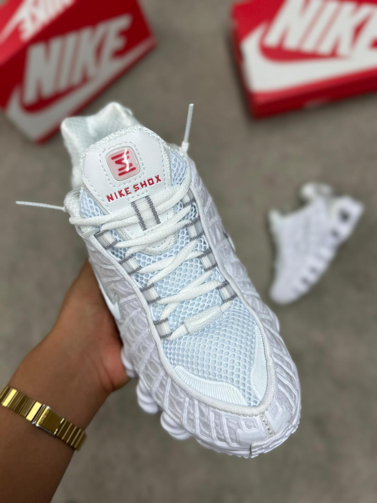NIKE SHOX • BLANCO