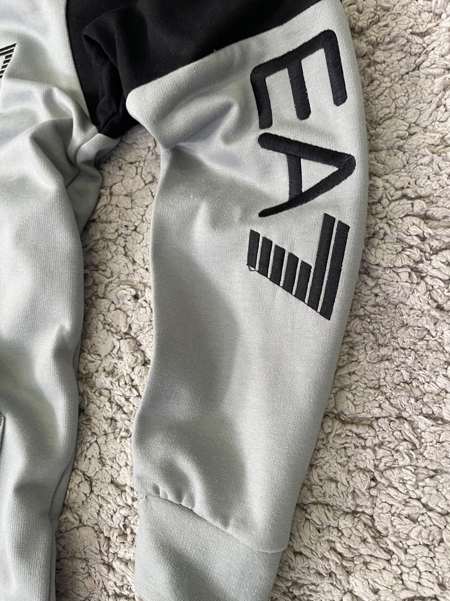 CONJUNTO EA7 • GRIS/NEGRO