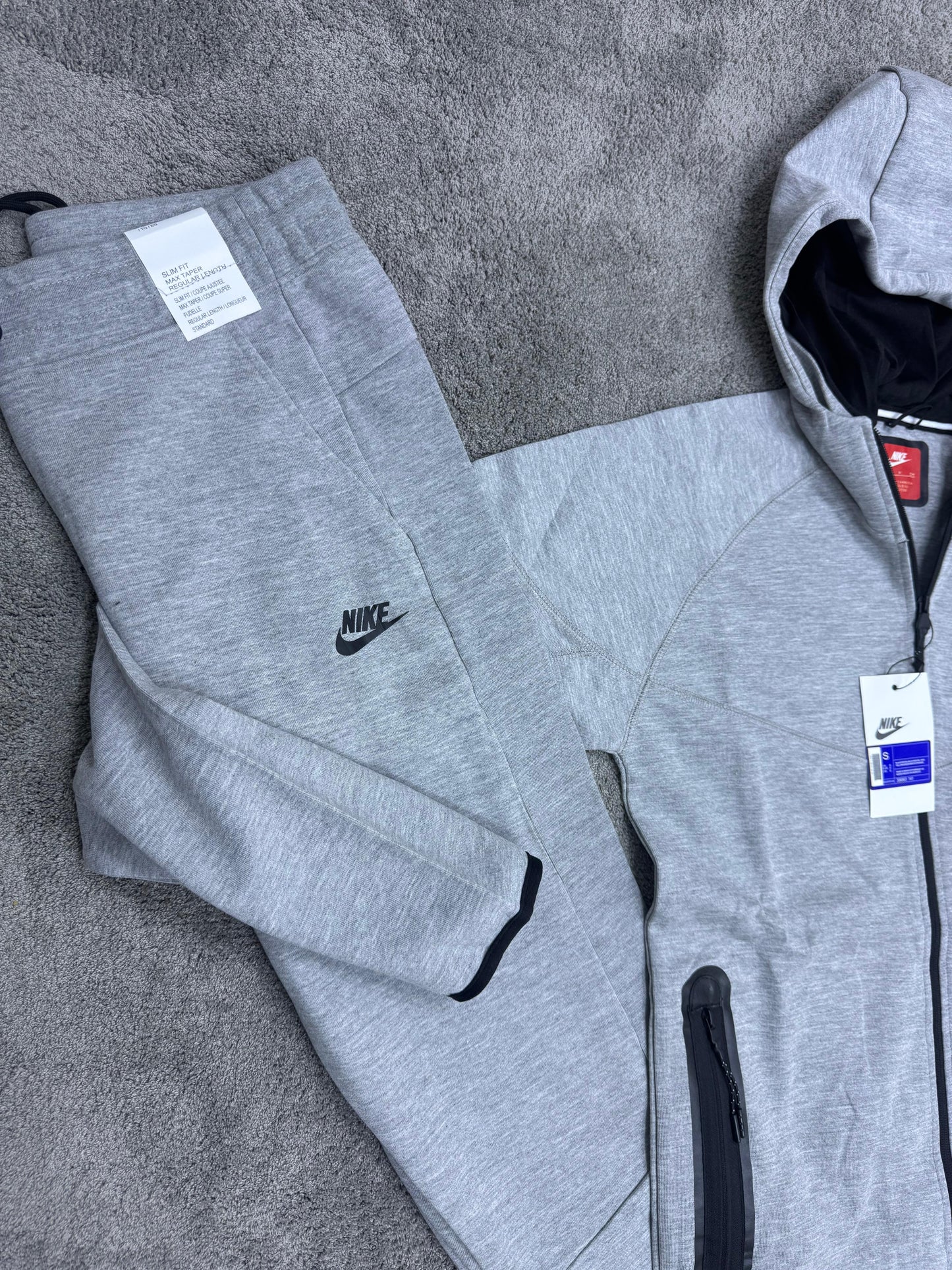 NIKE TECH FLEECE • GRIS