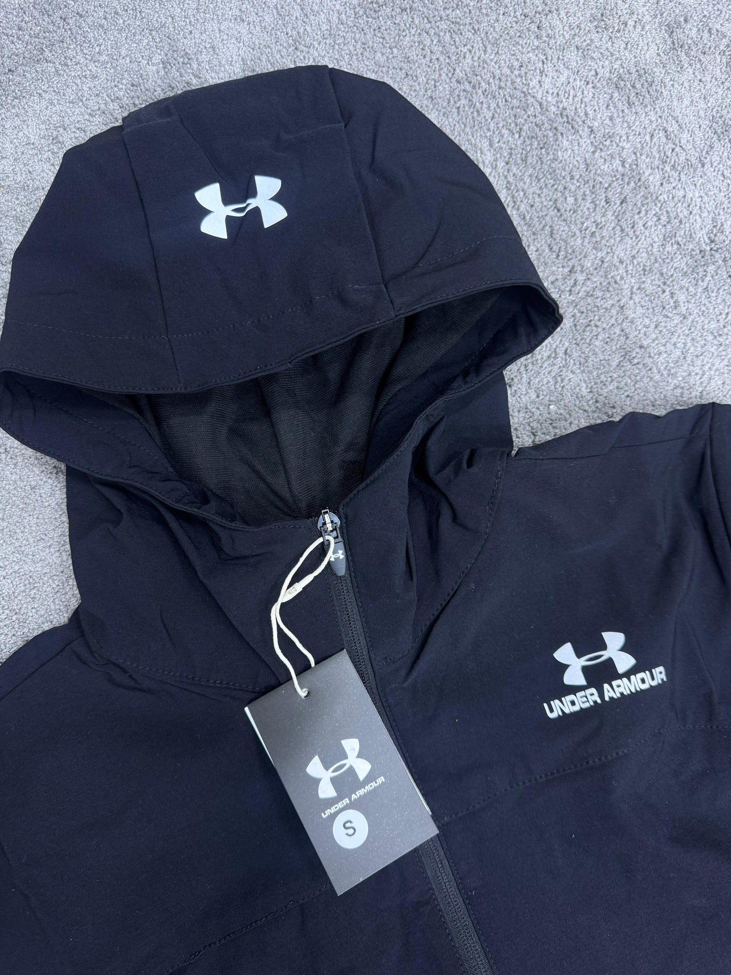 UNDER ARMOUR • NEGRO
