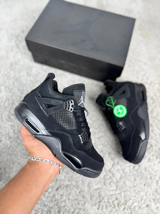 Jordan 4 Retro • Negras