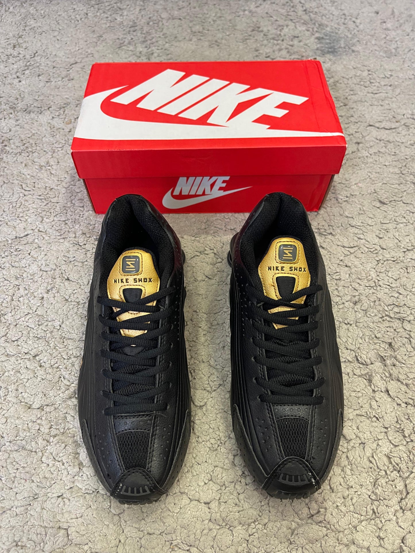 NIKE SHOX • NEGRO/ORO