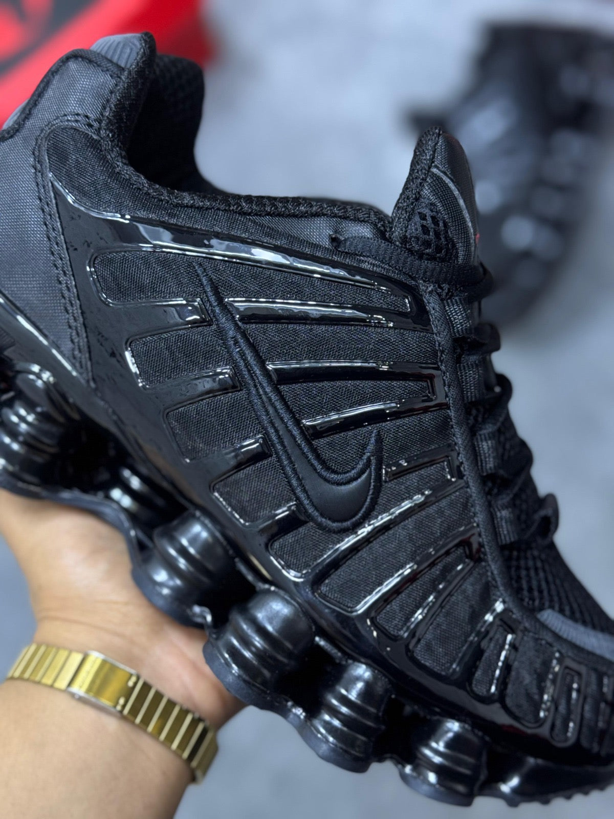 NIKE SHOX • NEGRO