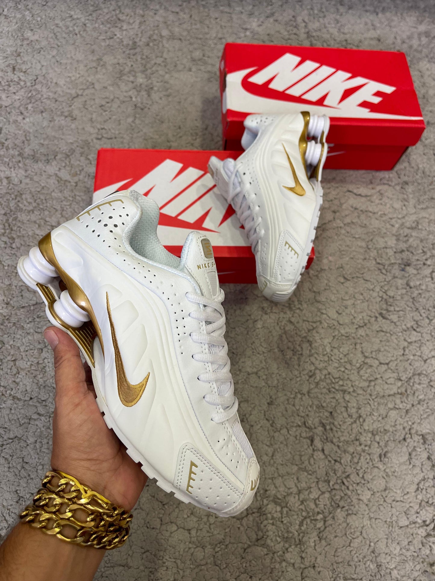 NIKE SHOX • BLANCO/ORO