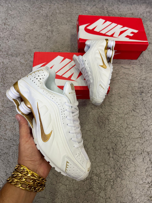 NIKE SHOX • BLANCO/ORO