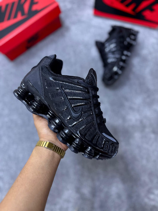 NIKE SHOX • NEGRO