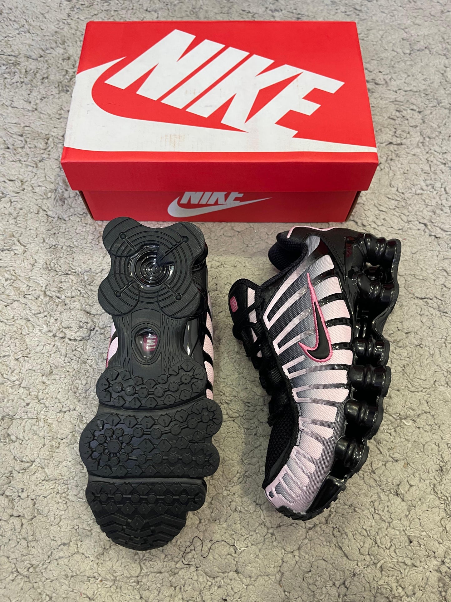 NIKE SHOX • NEGRO/ROSA