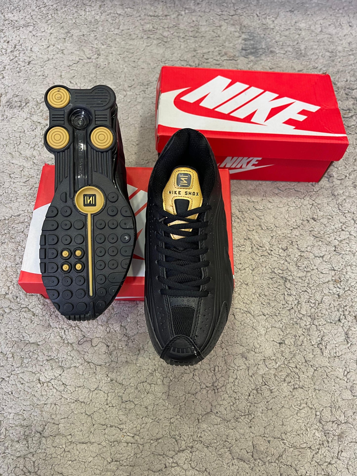 NIKE SHOX • NEGRO/ORO