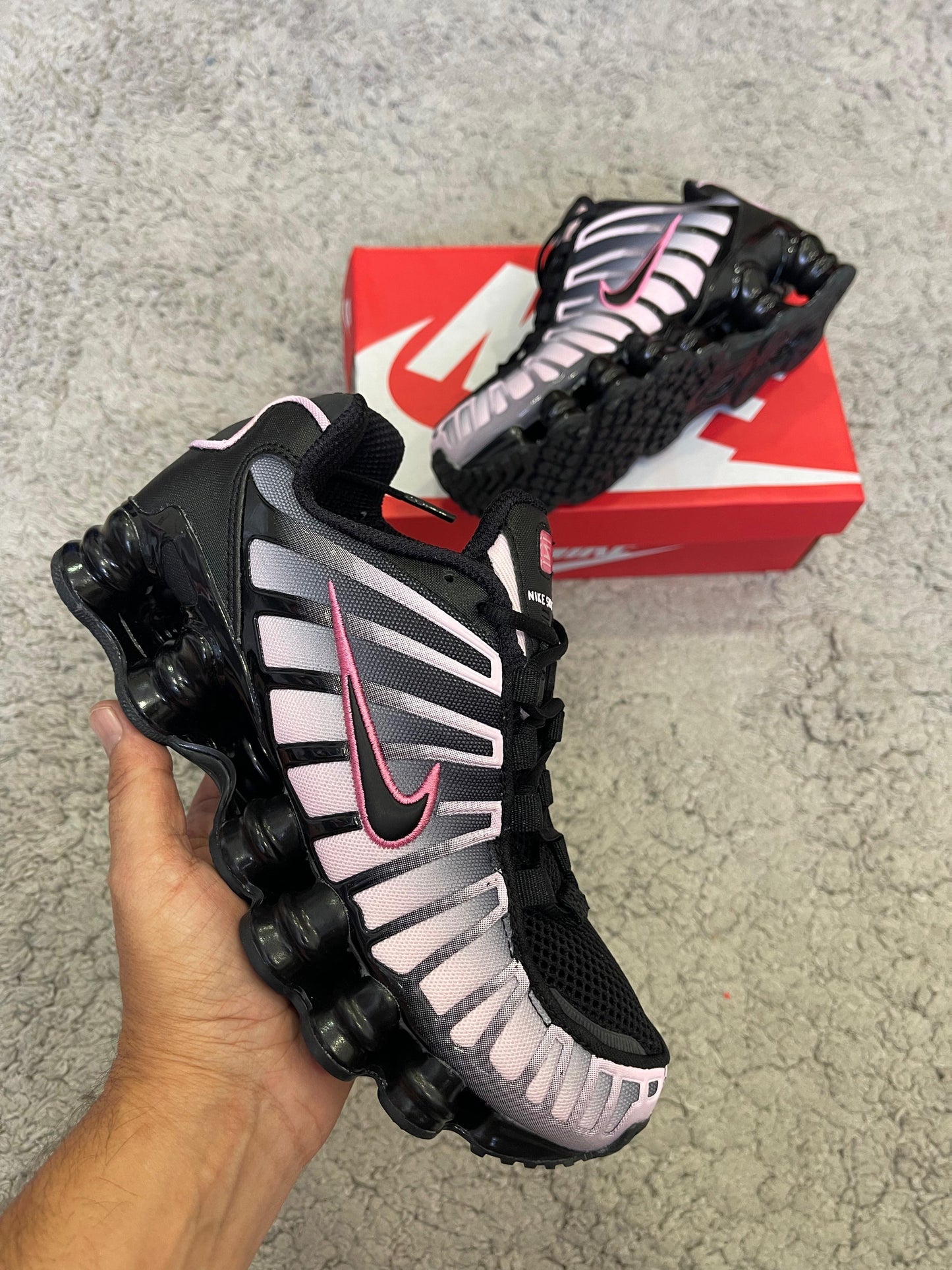 NIKE SHOX • NEGRO/ROSA