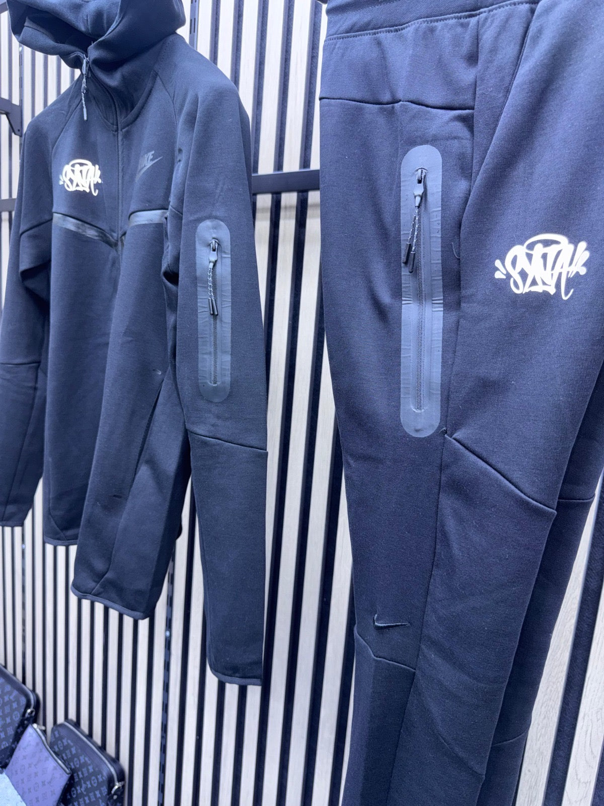 NIKE TECH BLACK x SYNAWORLD • Edición Limitada