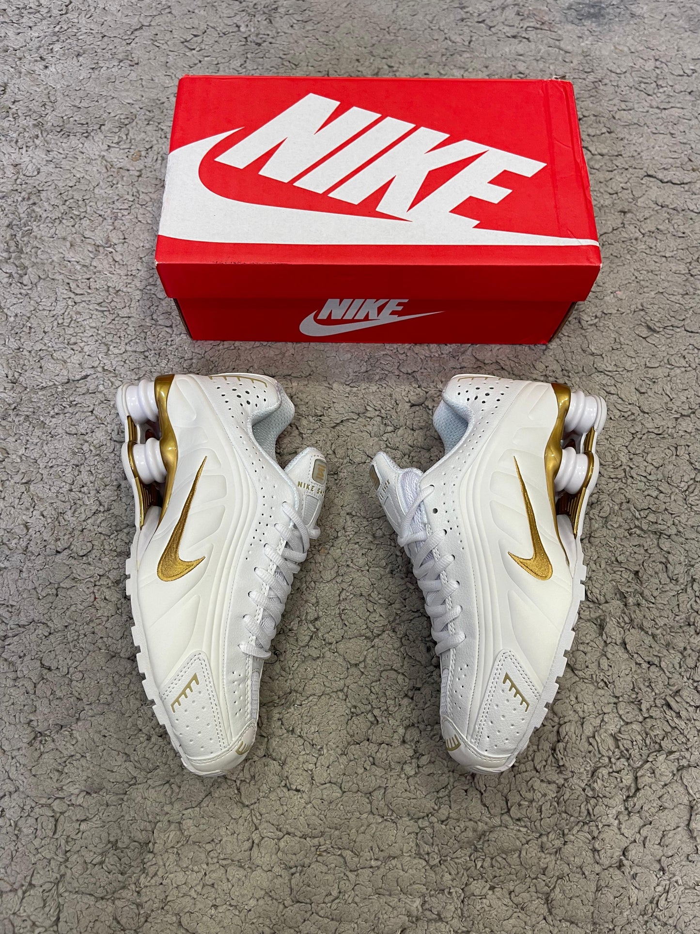 NIKE SHOX • BLANCO/ORO