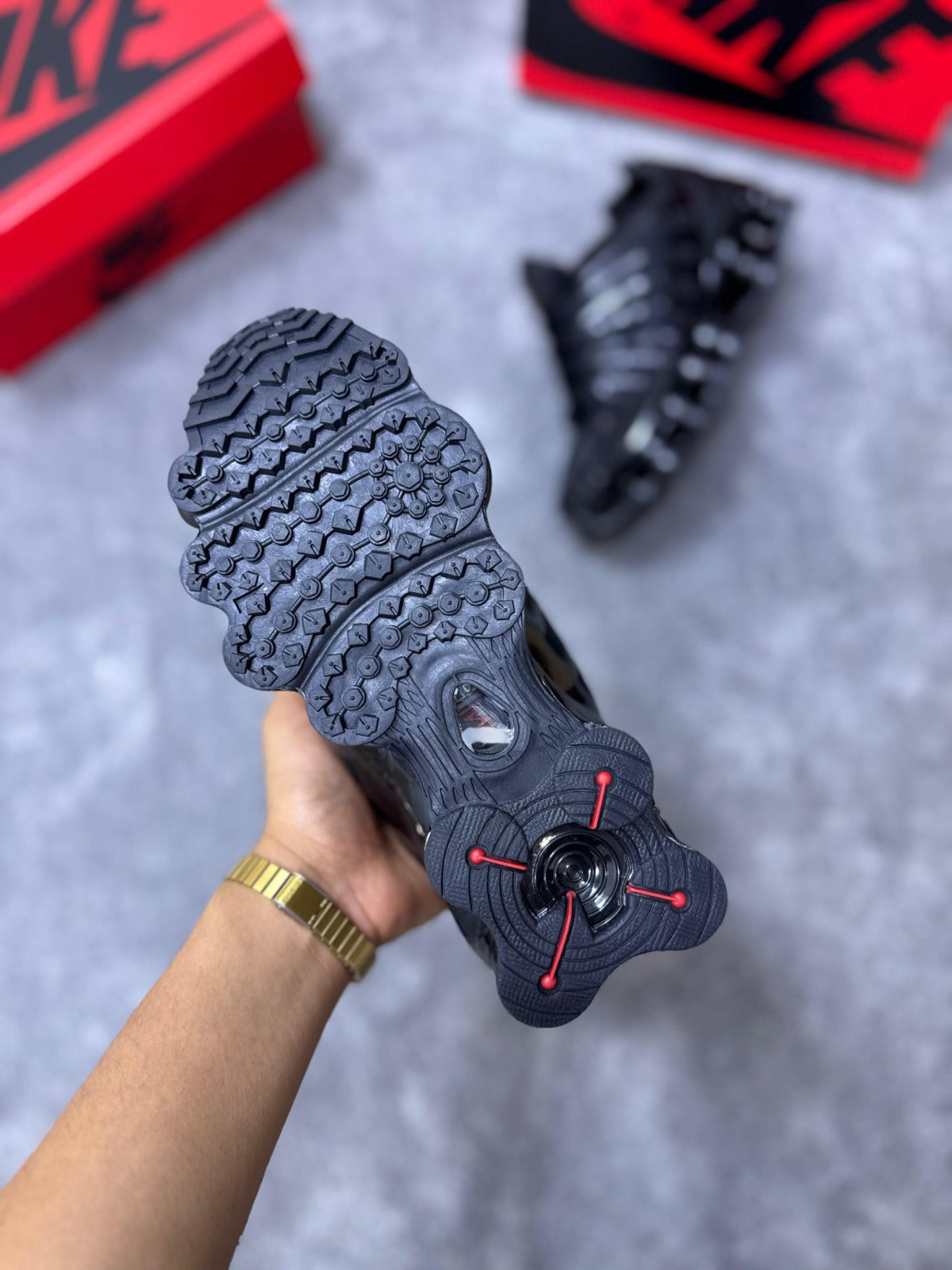 NIKE SHOX • NEGRO