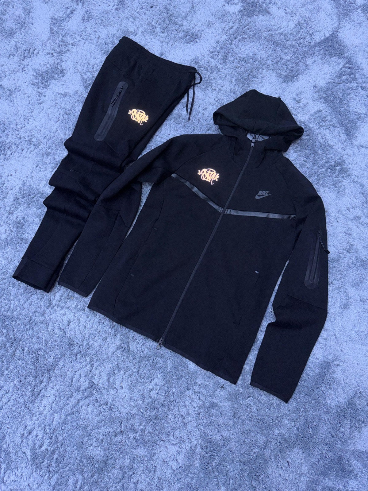 NIKE TECH BLACK x SYNAWORLD • Edición Limitada