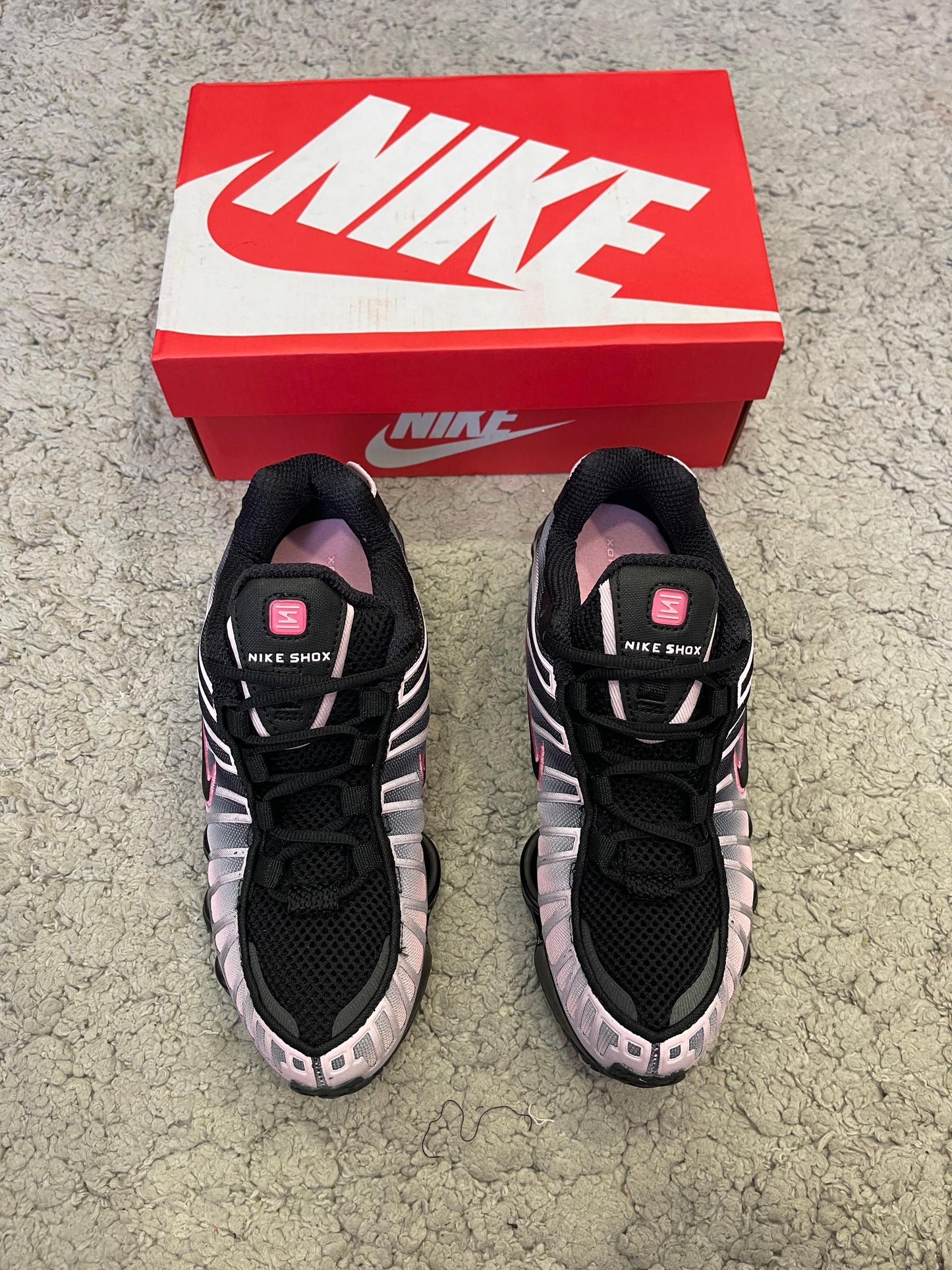 NIKE SHOX • NEGRO/ROSA
