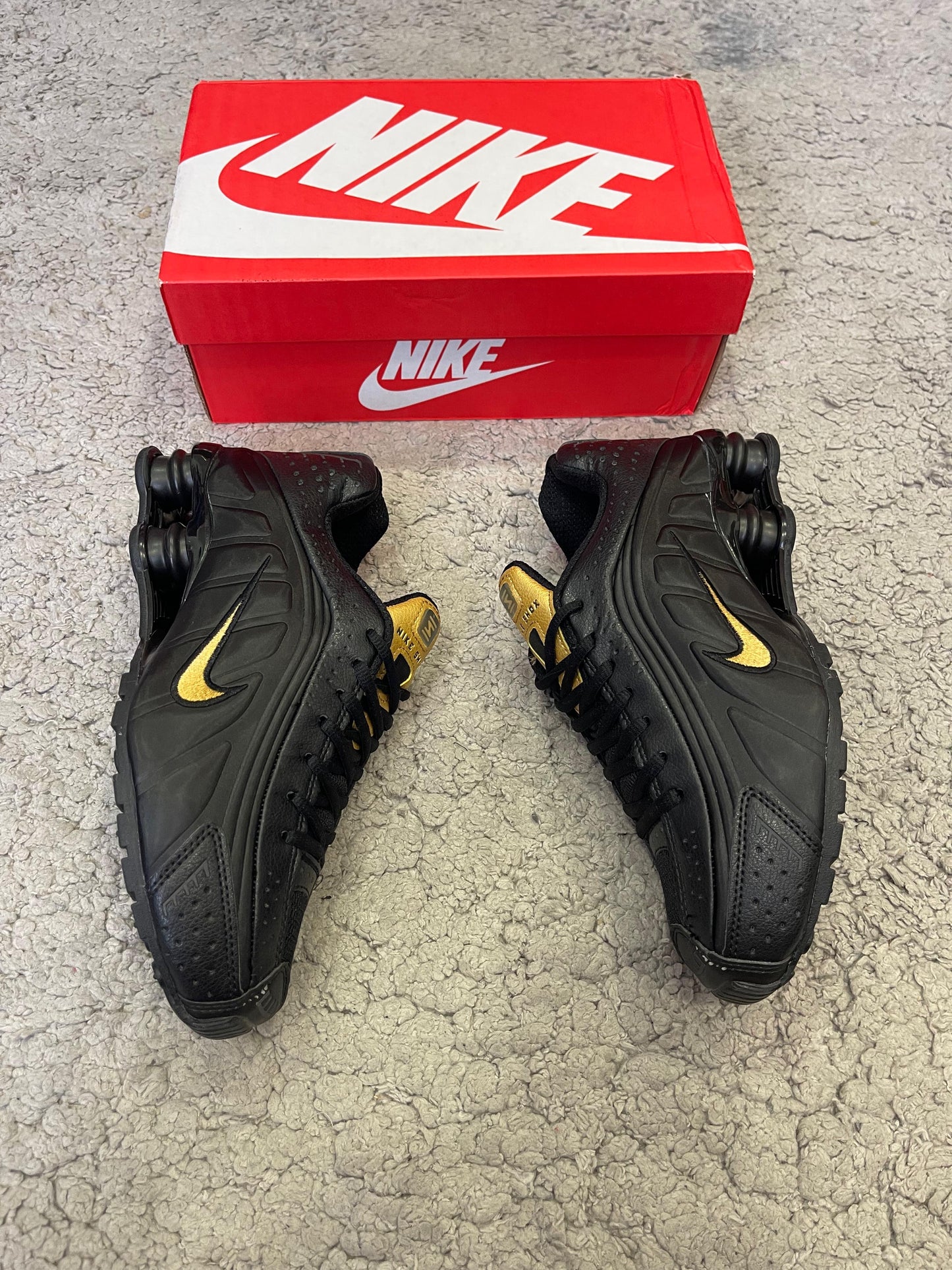 NIKE SHOX • NEGRO/ORO