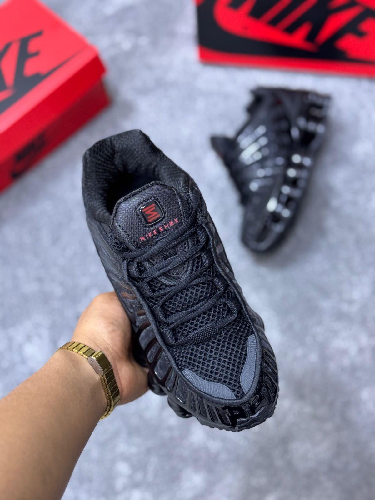 NIKE SHOX • NEGRO