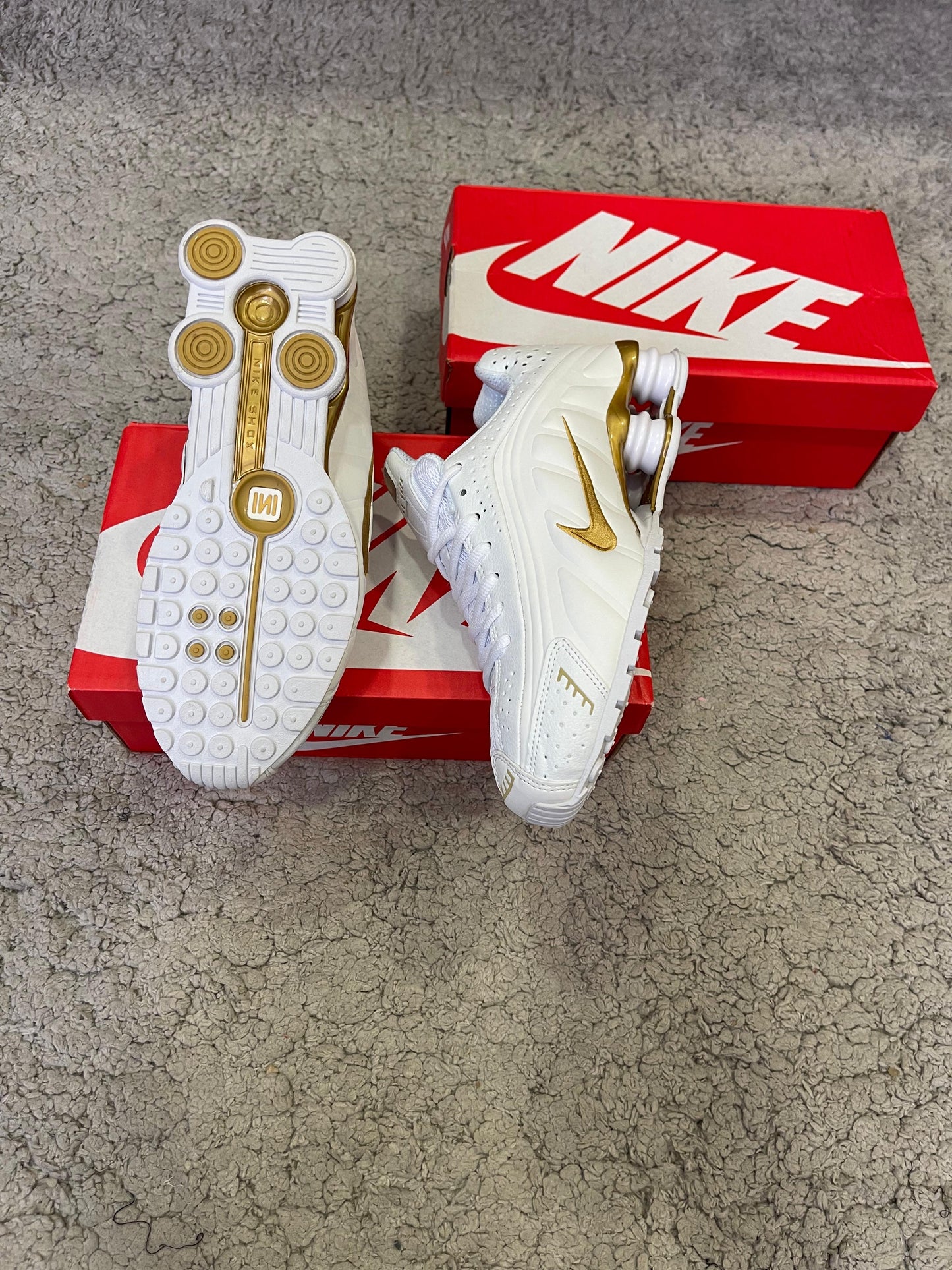 NIKE SHOX • BLANCO/ORO
