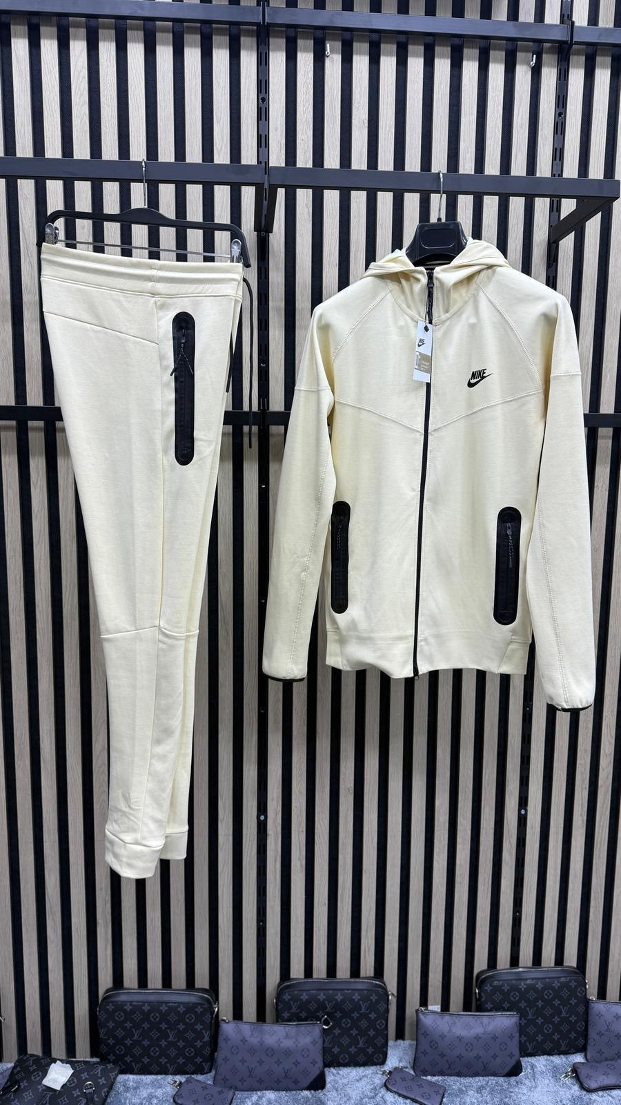 NIKE TECH FLEECE • CREMA