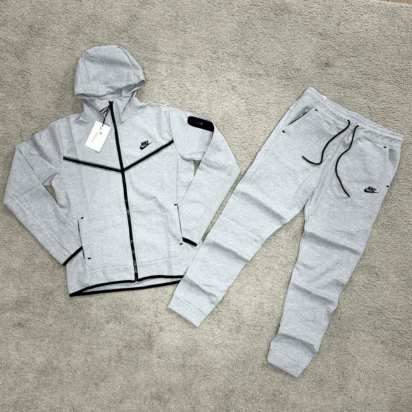 NIKE TECH FLEECE ∙ GRIS