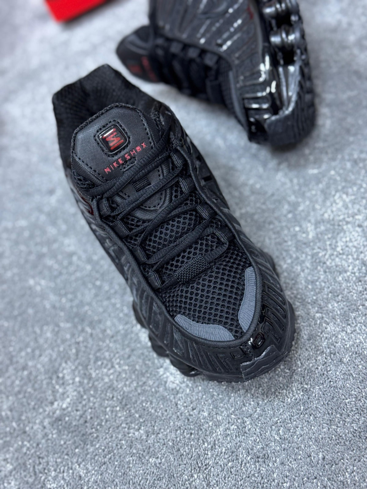 NIKE SHOX • NEGRO