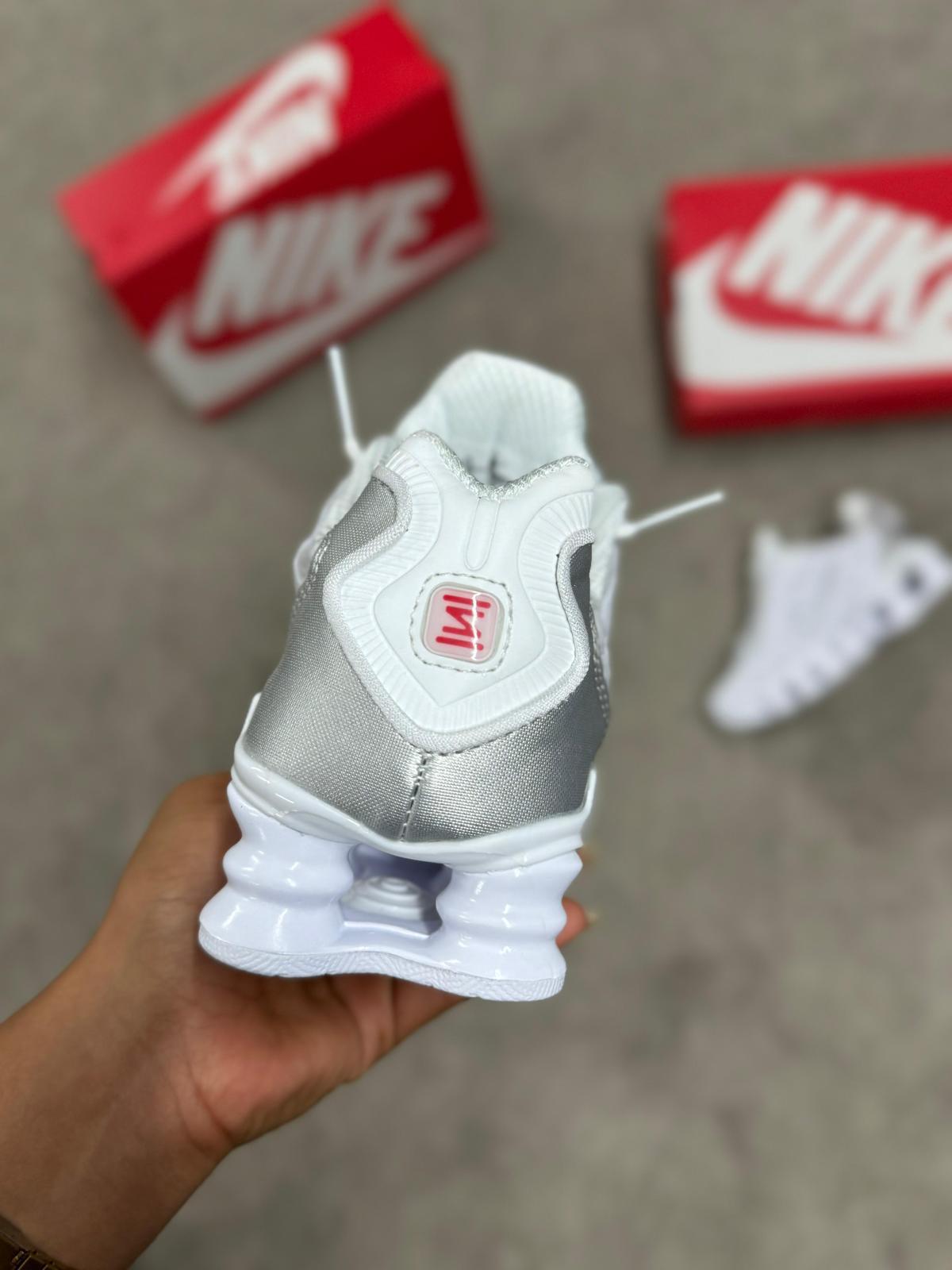 NIKE SHOX • BLANCO