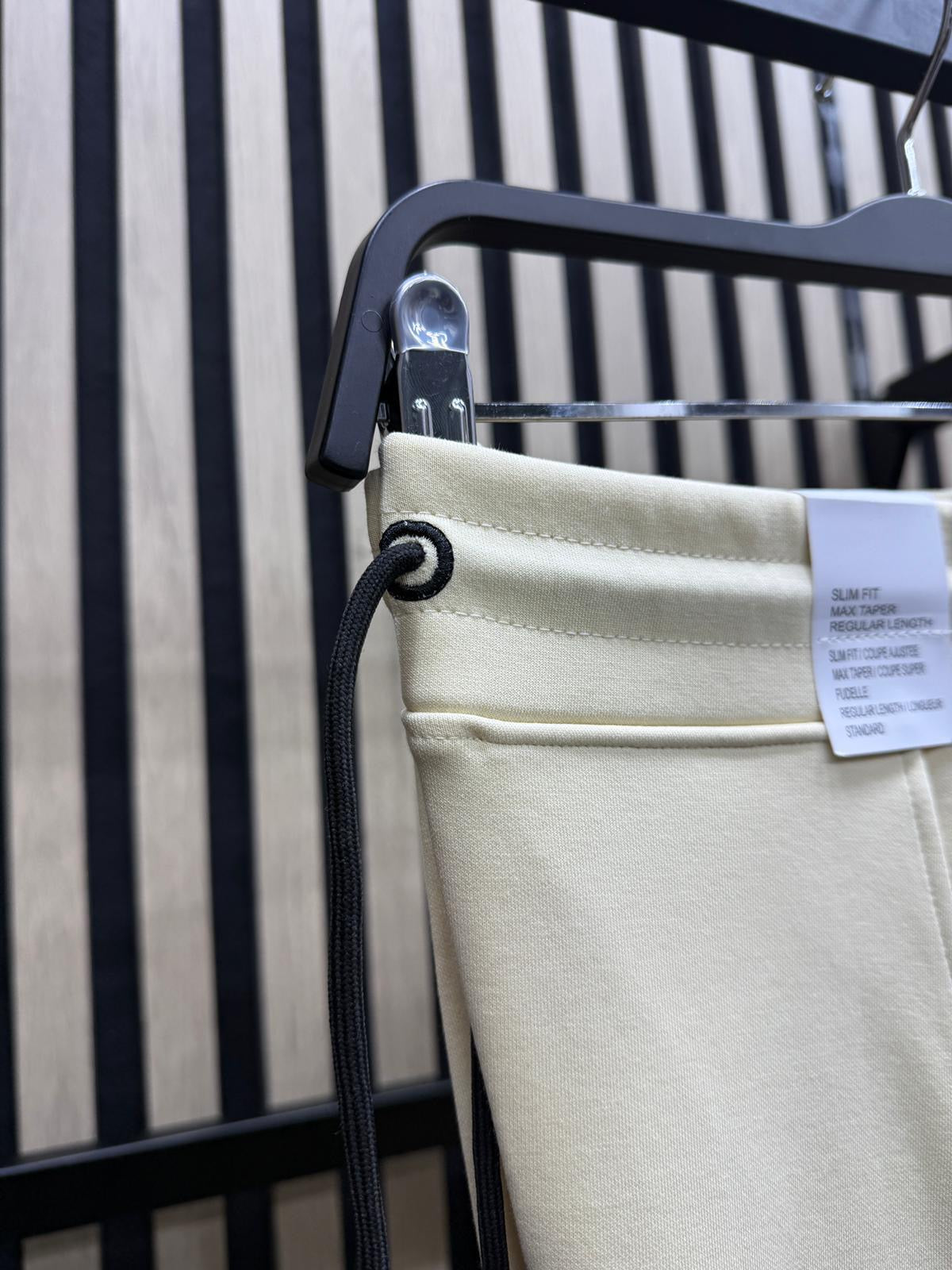 NIKE TECH FLEECE • CREMA