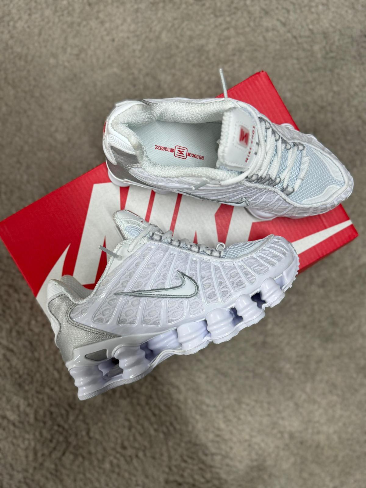 NIKE SHOX • BLANCO