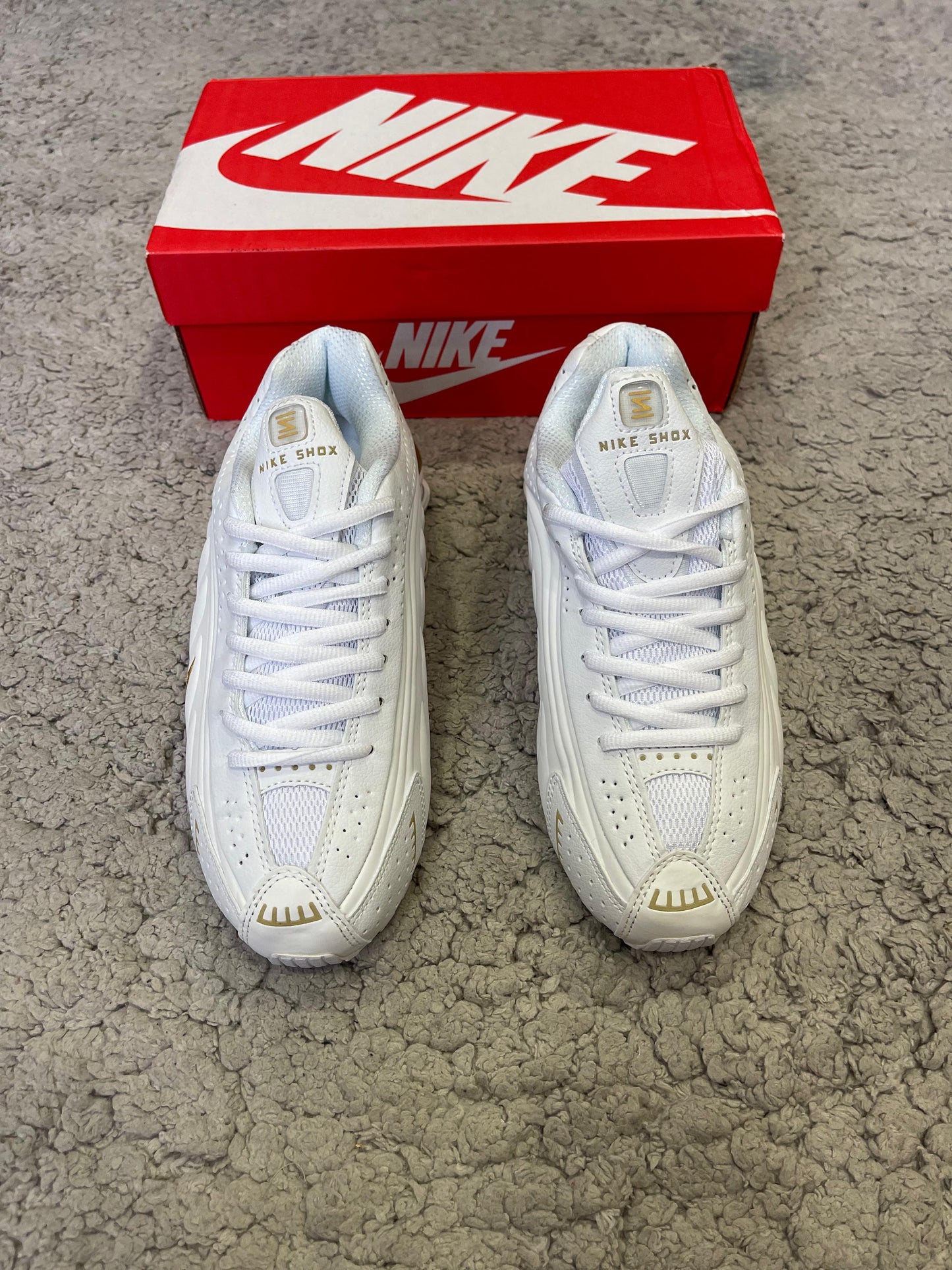 NIKE SHOX • BLANCO/ORO