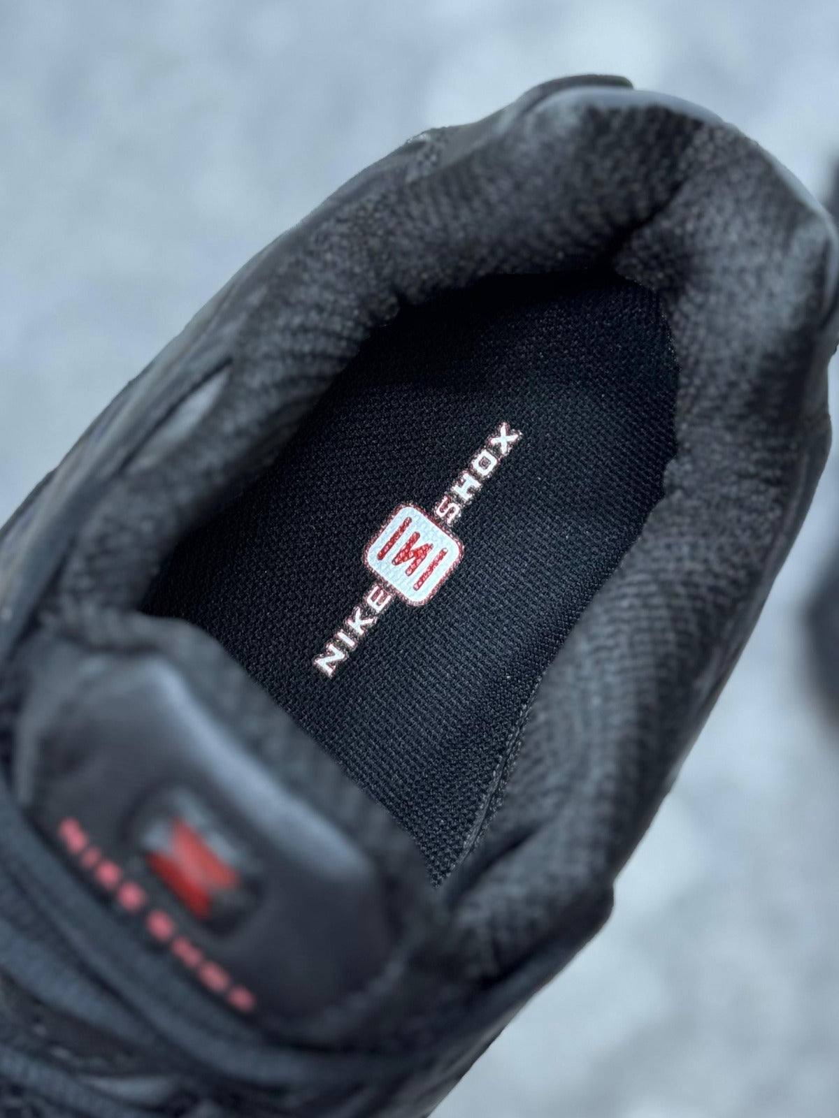 NIKE SHOX • NEGRO