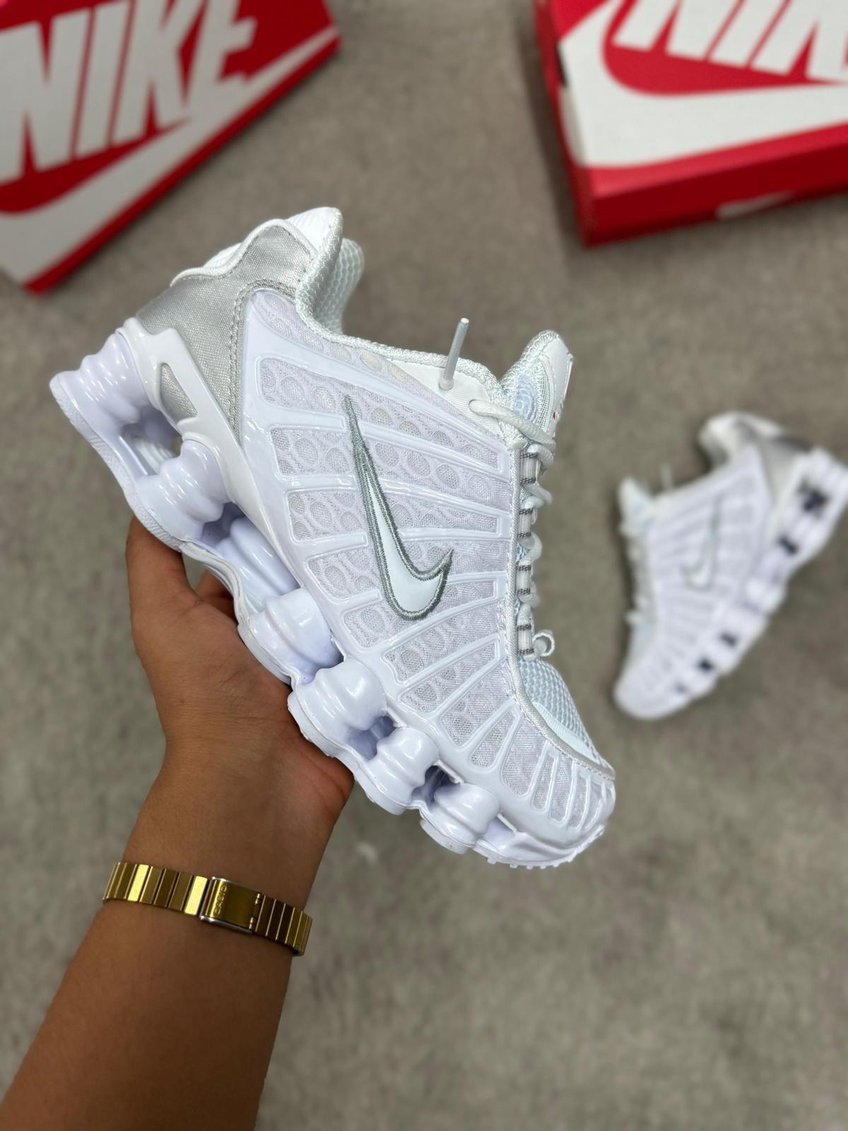 NIKE SHOX • BLANCO