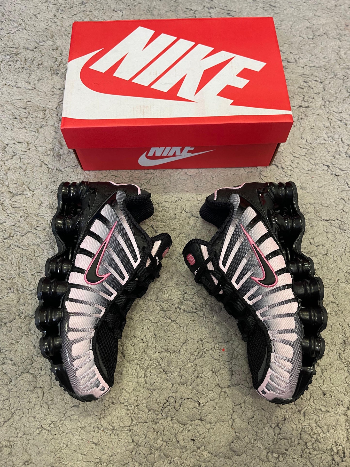 NIKE SHOX • NEGRO/ROSA