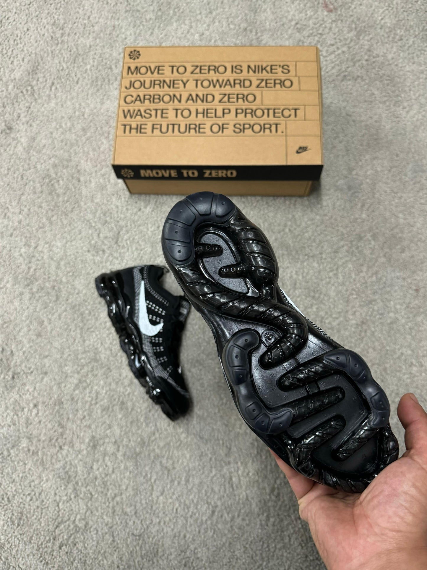Zapatillas vapormax negra logo blanco