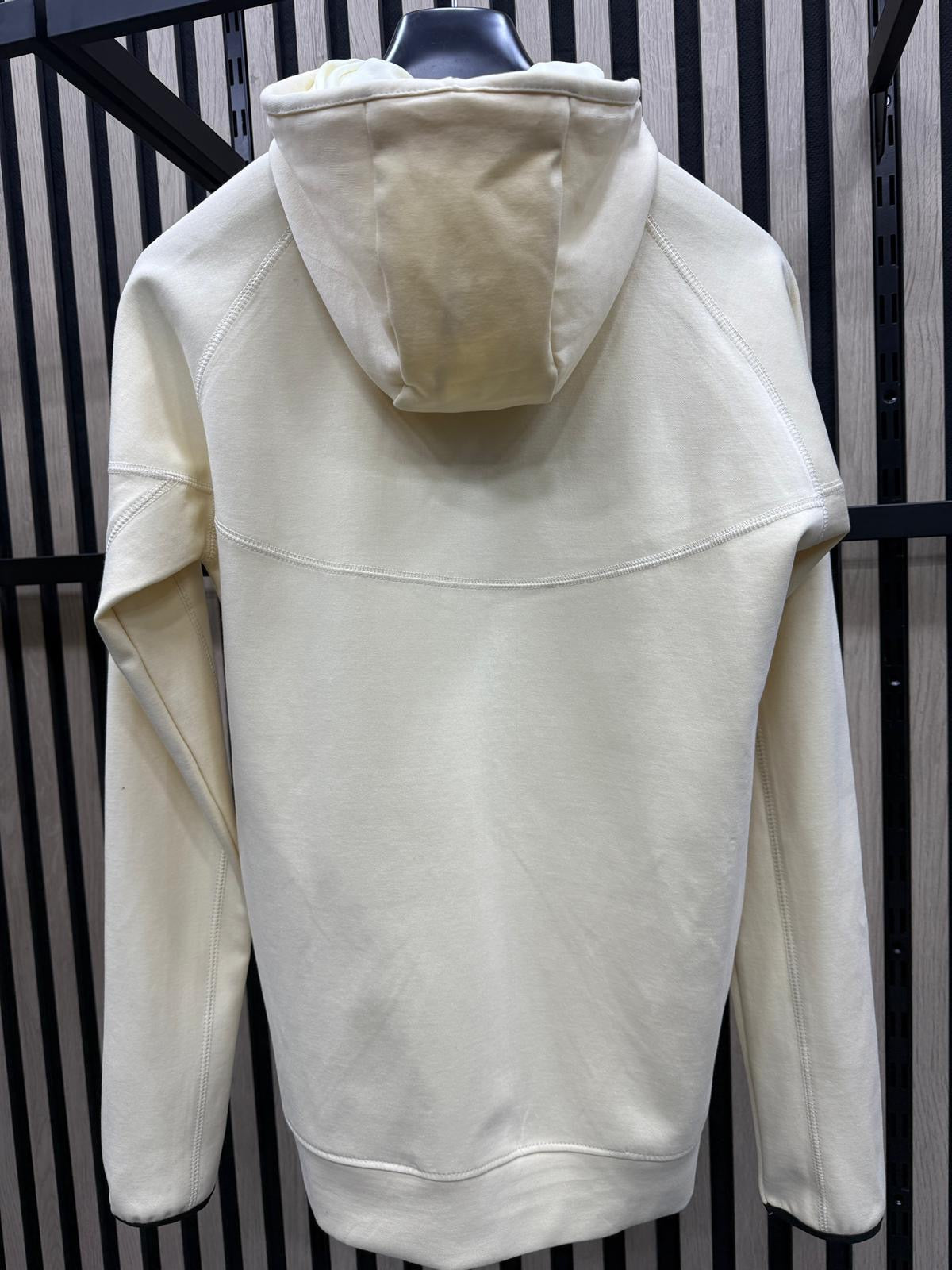 NIKE TECH FLEECE • CREMA