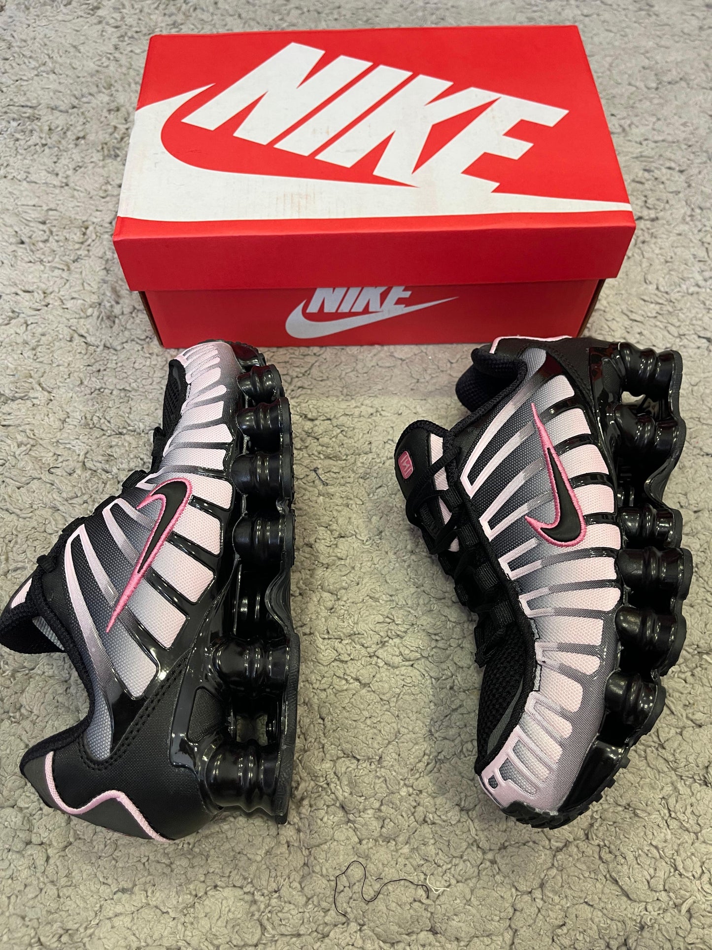 NIKE SHOX • NEGRO/ROSA