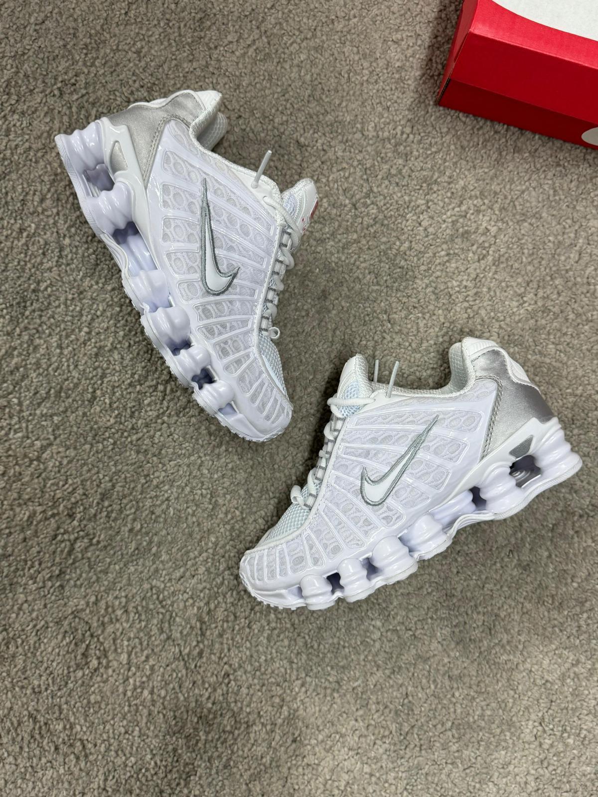 NIKE SHOX • BLANCO