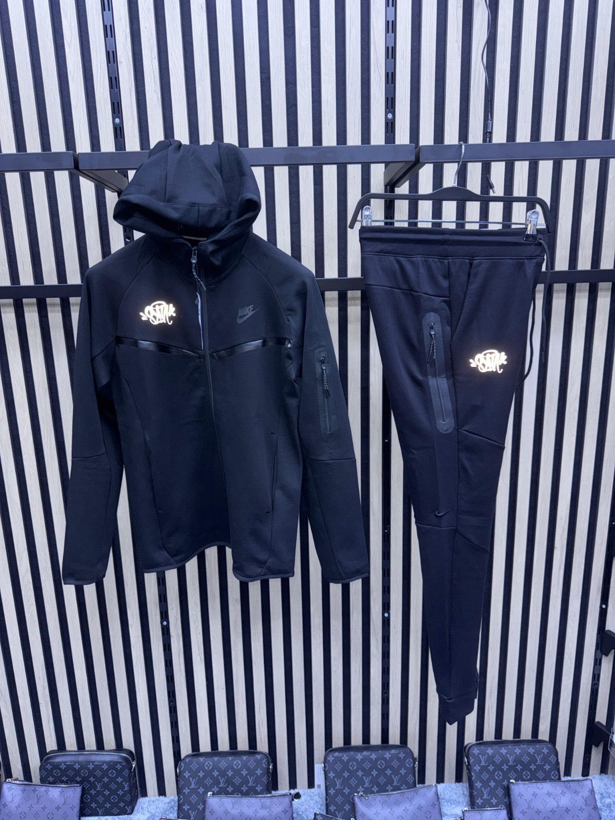 NIKE TECH BLACK x SYNAWORLD • Edición Limitada