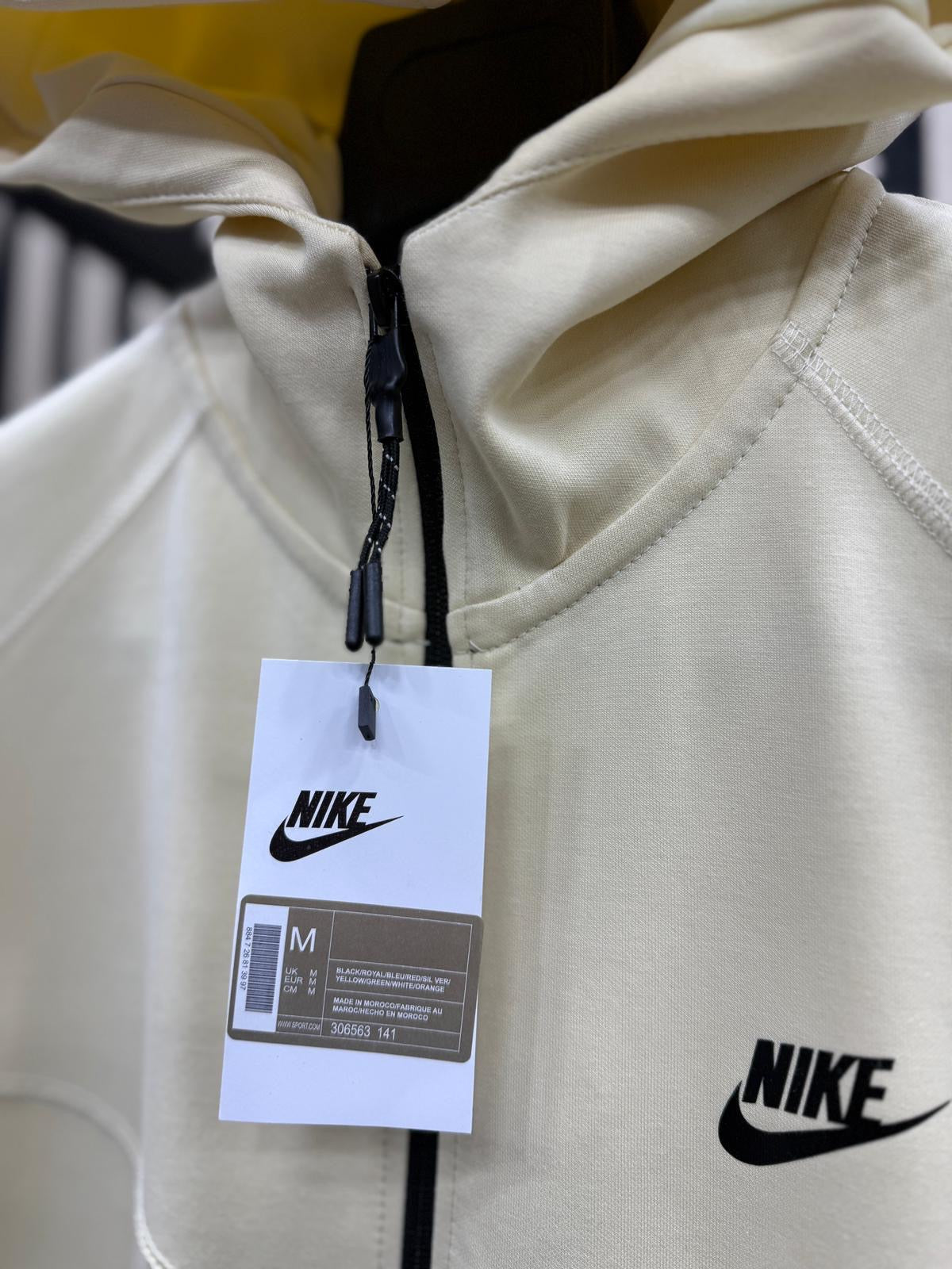 NIKE TECH FLEECE • CREMA
