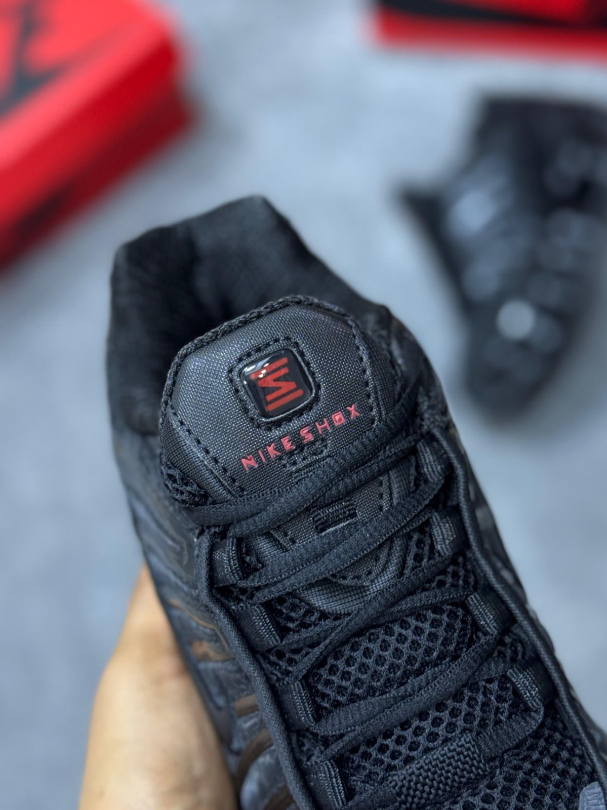 NIKE SHOX • NEGRO
