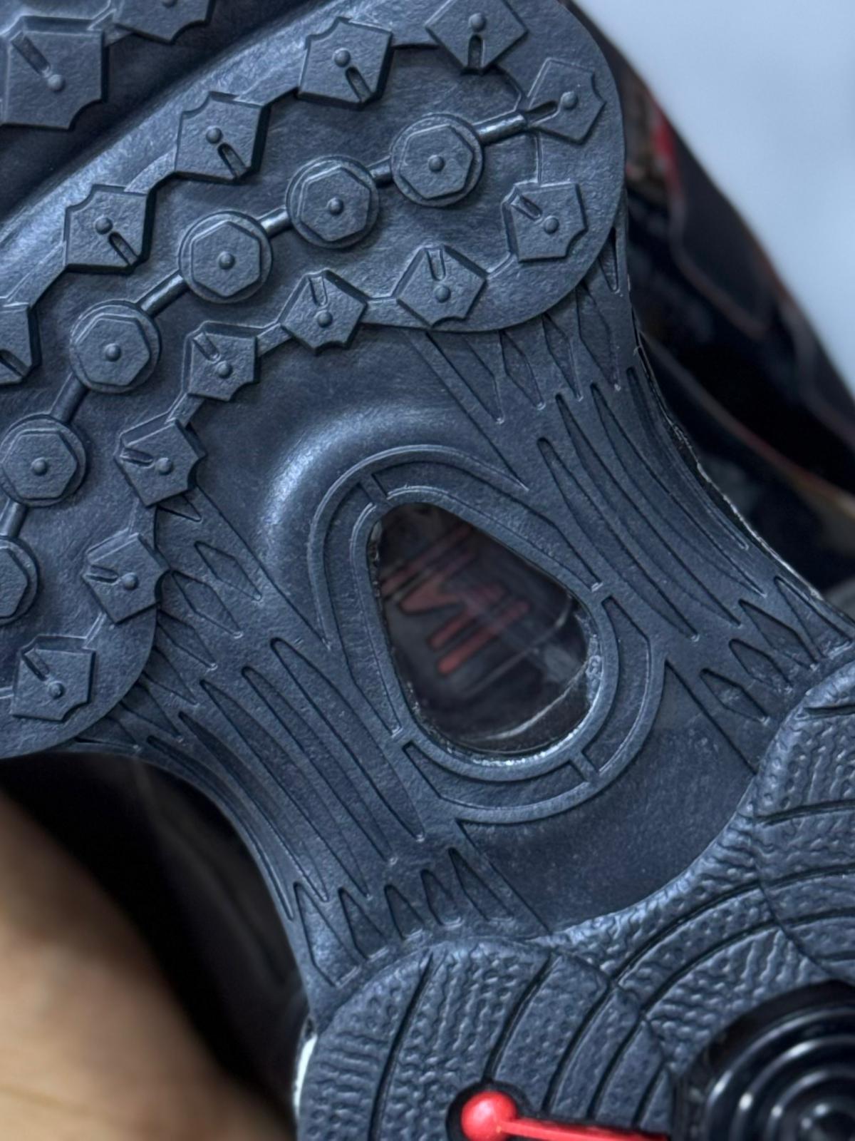 NIKE SHOX • NEGRO