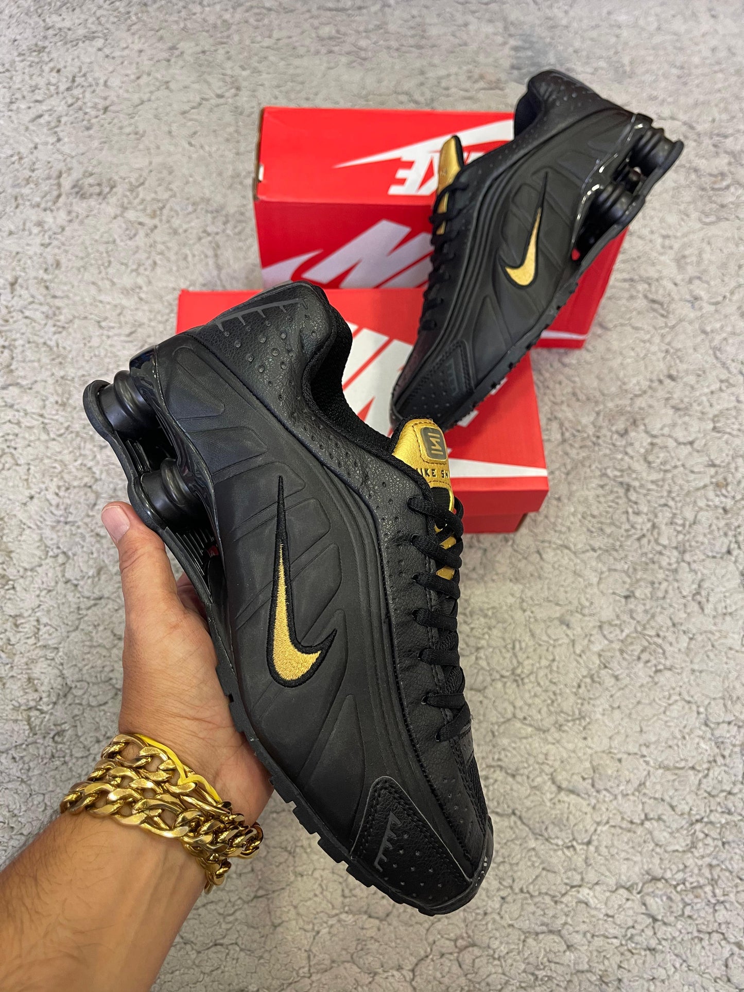 NIKE SHOX • NEGRO/ORO