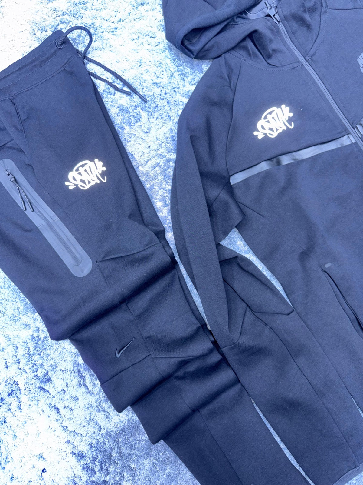NIKE TECH BLACK x SYNAWORLD • Edición Limitada