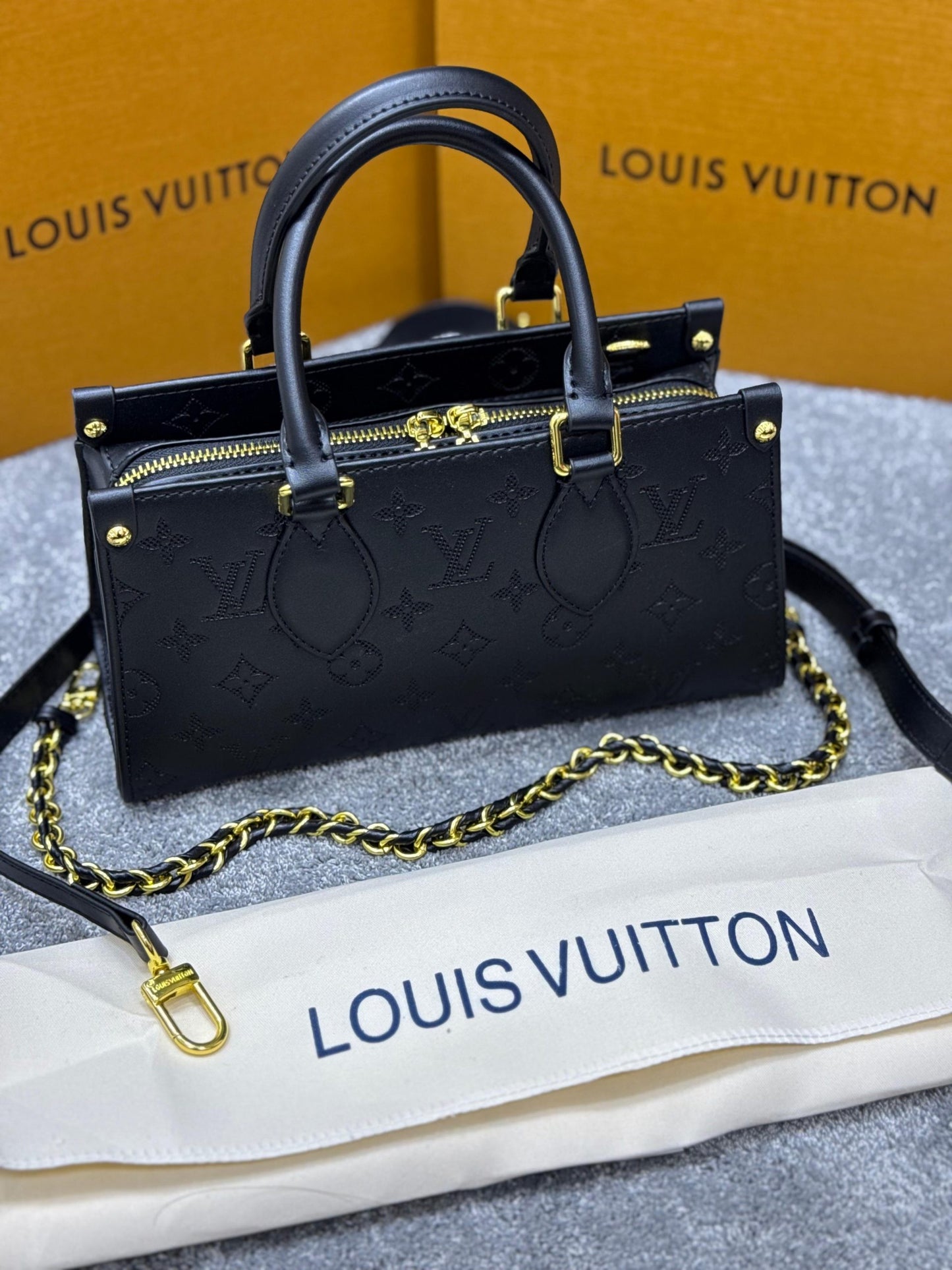 BOLSO LOUIS VUITTON • NEGRO